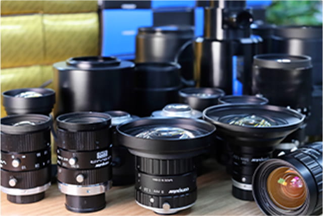 The appearance of multiple camera lenses lined up